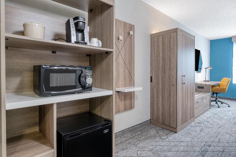 Holiday Inn Express & Suites Columbus Airport IHG image