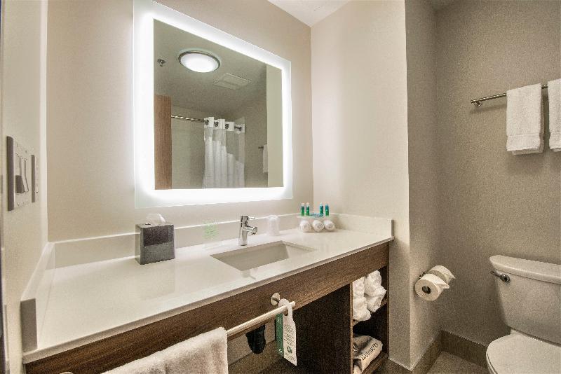 Holiday Inn Express & Suites Victoria Colwood photo 7