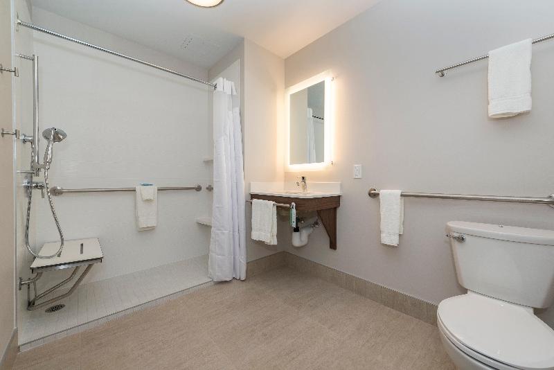 Holiday Inn Express & Suites Victoria Colwood photo 15