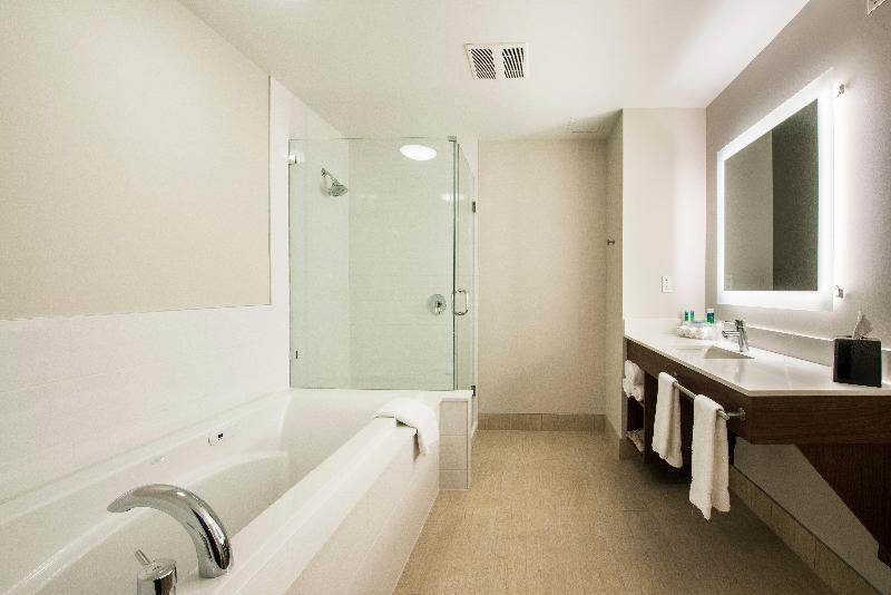 Holiday Inn Express & Suites Victoria Colwood photo 20