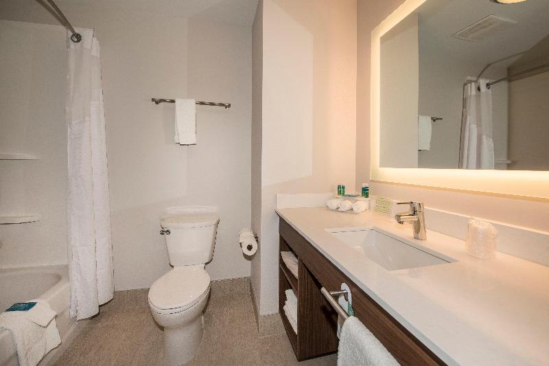 Holiday Inn Express & Suites Victoria Colwood photo 9