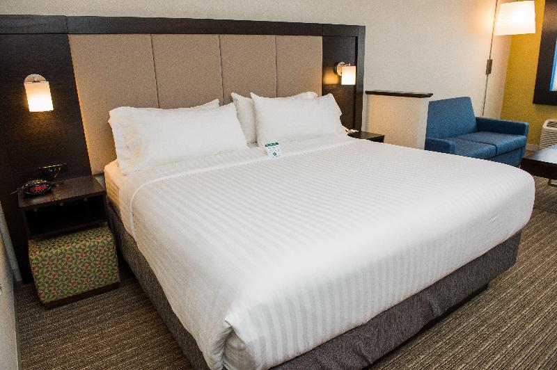 Holiday Inn Express & Suites Marietta By IHG image