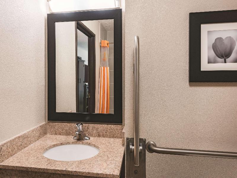 La Quinta Inn & Suites By Wyndham Plainfield image