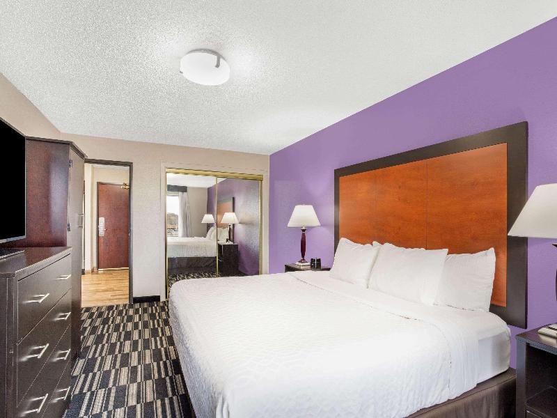 La Quinta Inn & Suites By Wyndham Plainfield image