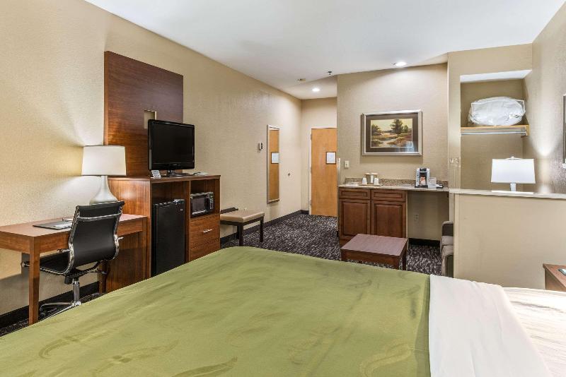Quality Inn & Suites Hendersonville - Flat Rock image