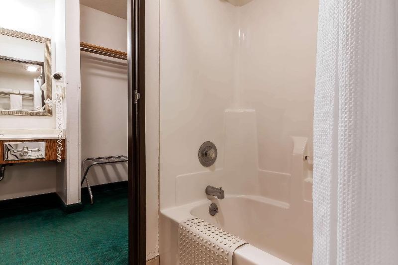 Rodeway Inn Holdrege image