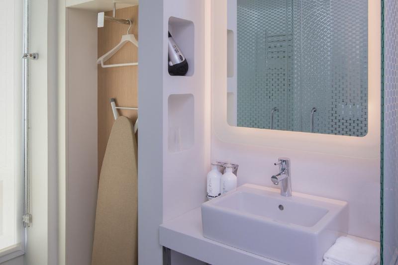 YOTEL Boston, Select by Hilton image