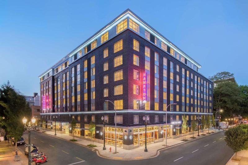 Hampton Inn & Suites Portland/Pearl District image