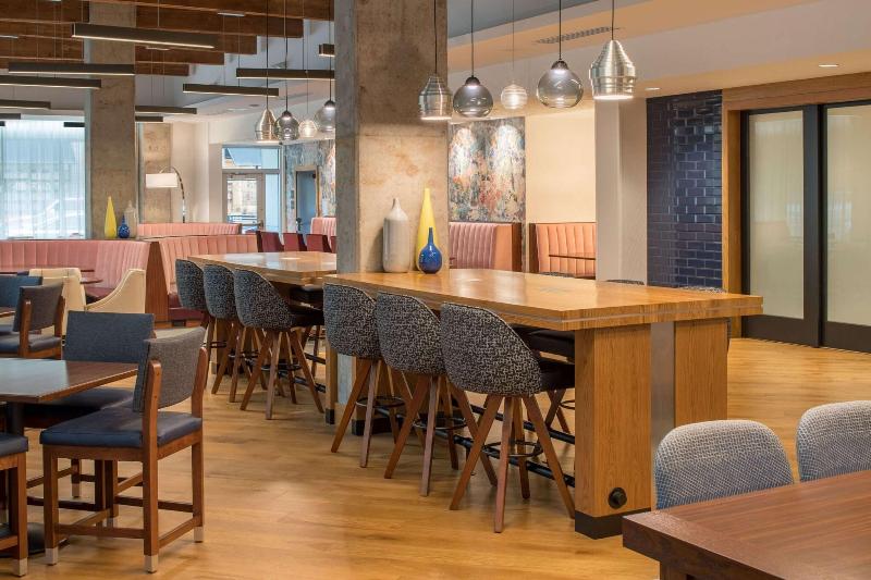 Hampton Inn & Suites Portland/Pearl District image