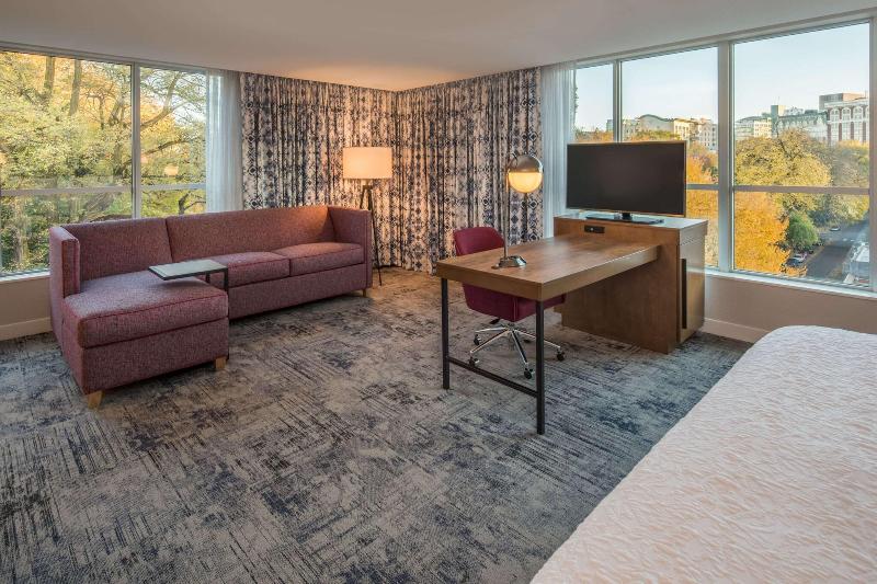 Hampton Inn & Suites Portland/Pearl District image