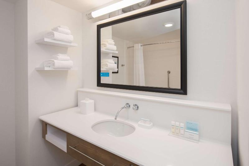 Hampton Inn & Suites Portland/Pearl District image