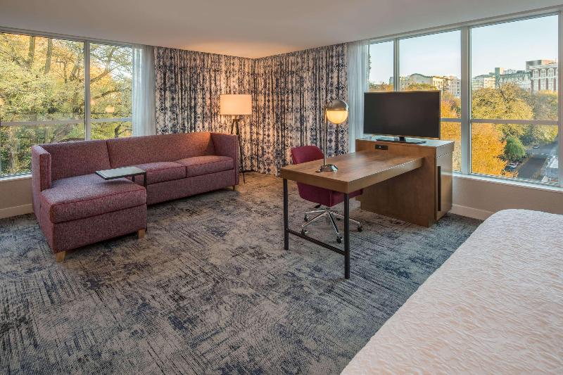 Hampton Inn & Suites Portland/Pearl District image