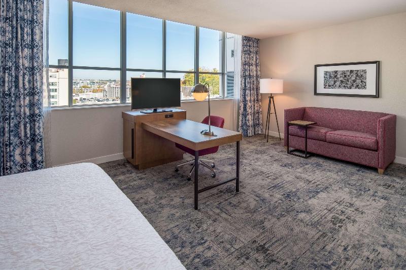Hampton Inn & Suites Portland/Pearl District image