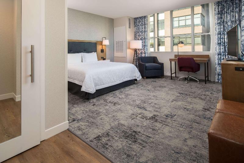 Hampton Inn & Suites Portland/Pearl District image