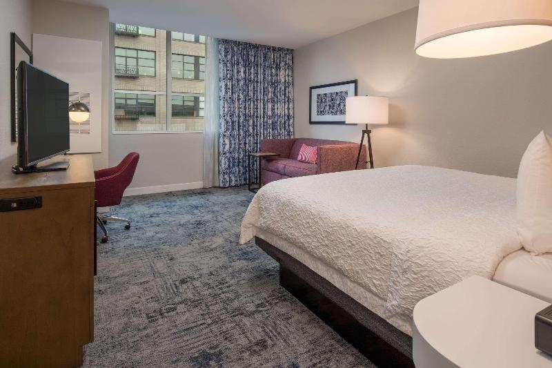 Hampton Inn & Suites Portland/Pearl District image