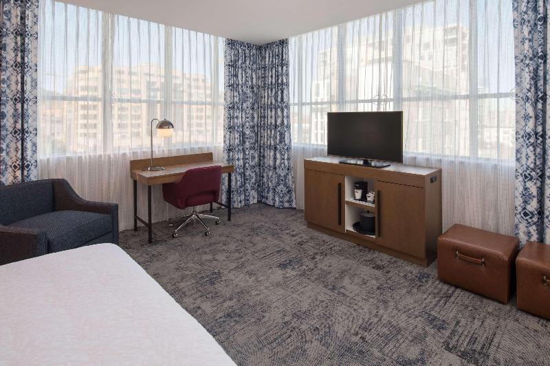 Hampton Inn & Suites Portland/Pearl District image
