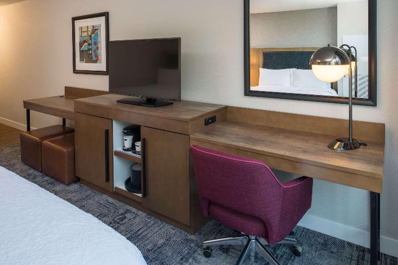 Hampton Inn & Suites Portland/Pearl District image