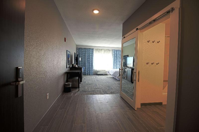 Hampton Inn West Plains image