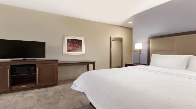 Hampton Inn And Suites Seattle/Renton image