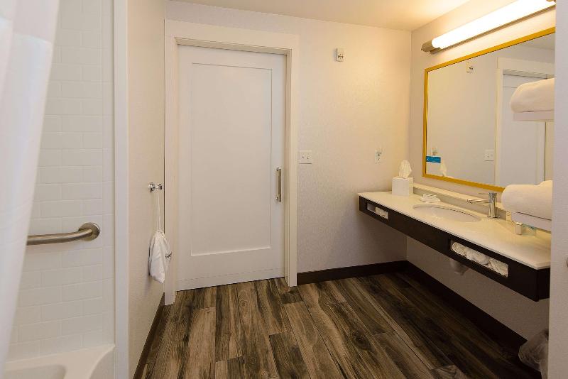 Hampton Inn By Hilton Superior Duluth image