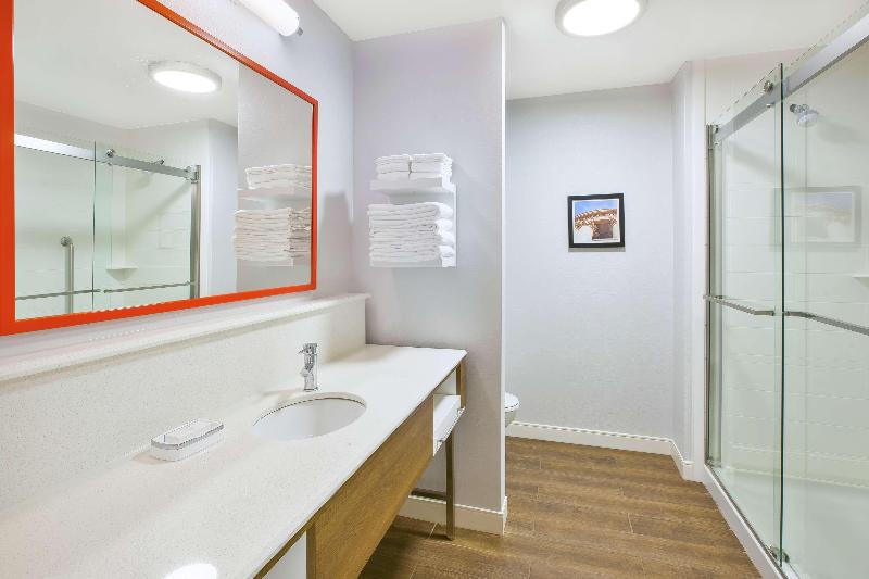 Hampton Inn & Suites Cleveland/Oakwood Village, OH image