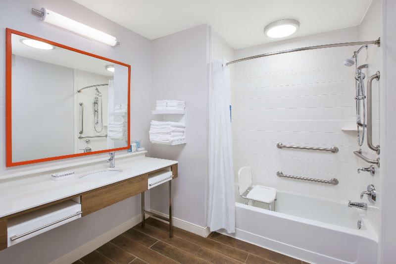 Hampton Inn & Suites Cleveland/Oakwood Village, OH image