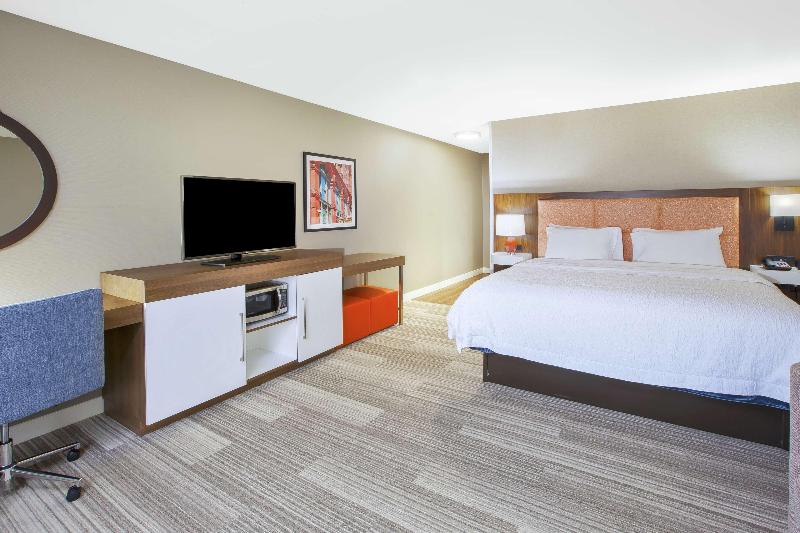 Hampton Inn & Suites Cleveland/Oakwood Village, OH image