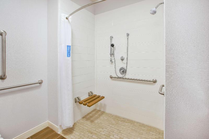 Hampton Inn & Suites Cleveland/Oakwood Village, OH image
