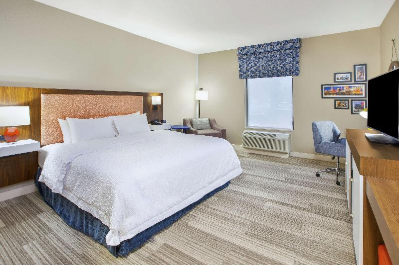 Hampton Inn & Suites Cleveland/Oakwood Village, OH image