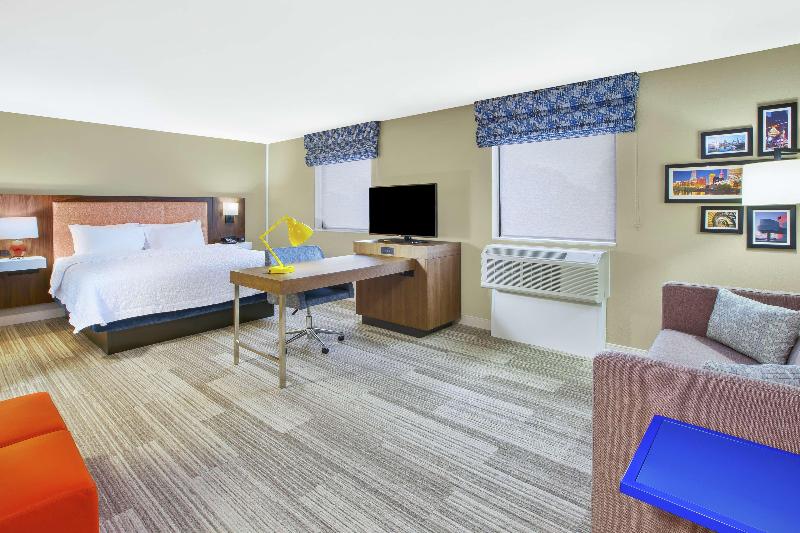Hampton Inn & Suites Cleveland/Oakwood Village, OH image