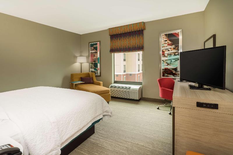 Hampton Inn Newport image
