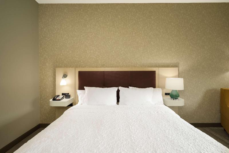 Hampton Inn Newport image