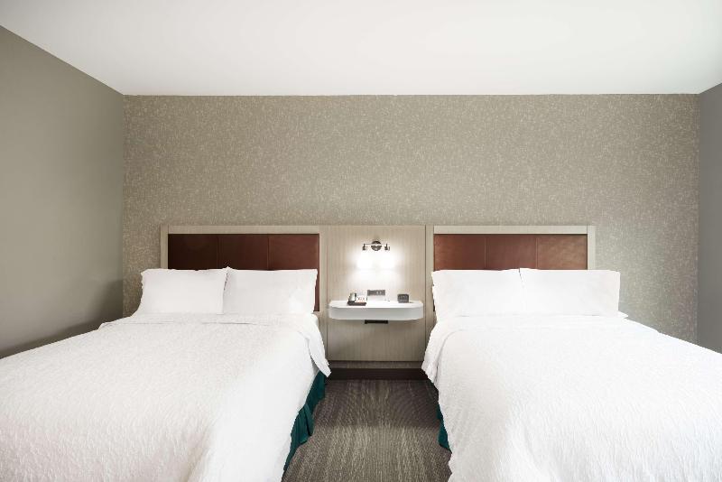 Hampton Inn Newport image