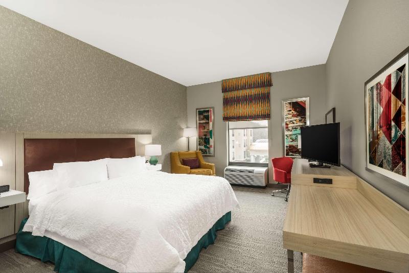 Hampton Inn Newport image