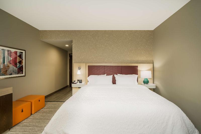 Hampton Inn Newport image