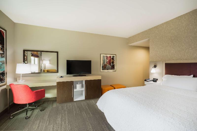 Hampton Inn Newport image