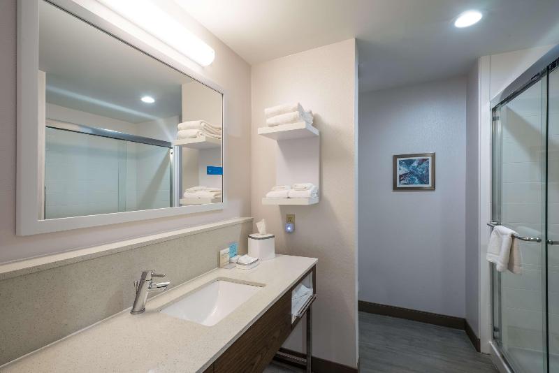 Hampton Inn Newport image