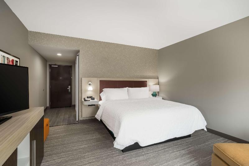 Hampton Inn Newport image
