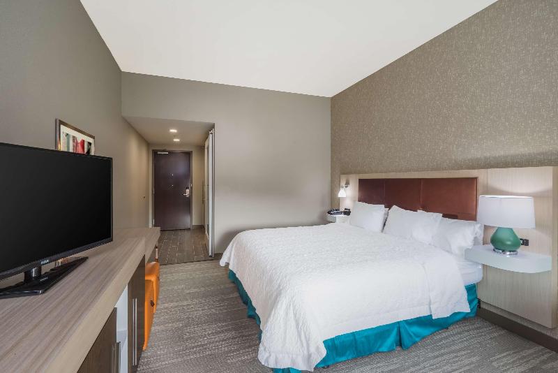 Hampton Inn Newport image