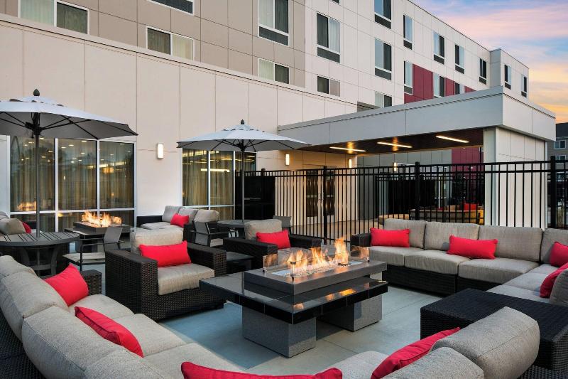 Courtyard Pullman image