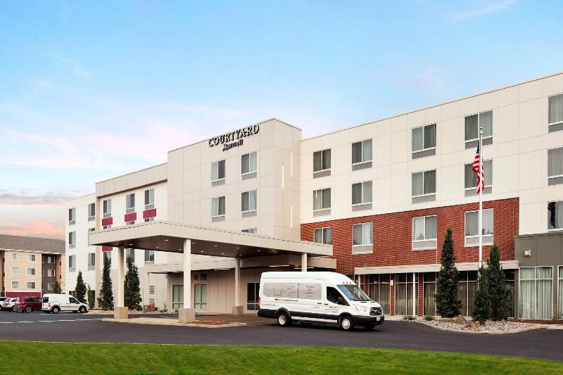 Courtyard Pullman image
