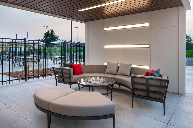 Courtyard Pullman image