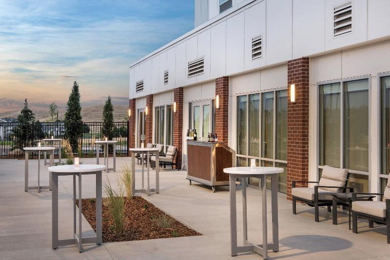 Courtyard Pullman image