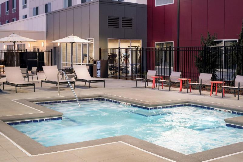 Courtyard Pullman image