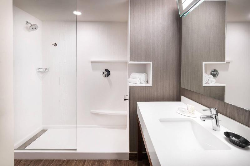 Courtyard Pullman image