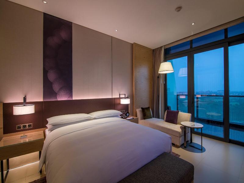 DOUBLE DELUXE KING BED