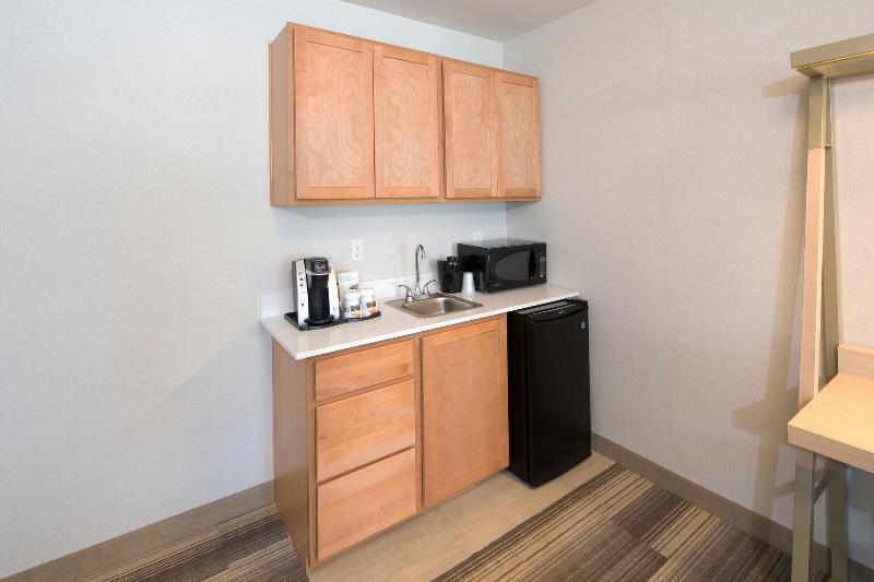 Fairfield Inn & Suites By Marriott Detroit Chester - Image 1