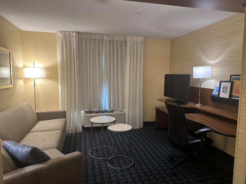Fairfield Inn & Suites By Marriott Detroit Chester - Image 2
