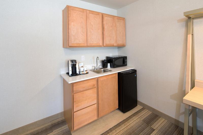 Fairfield Inn & Suites By Marriott Detroit Chester - Image 9