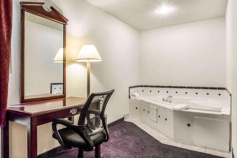 Quality Inn Redgranite image